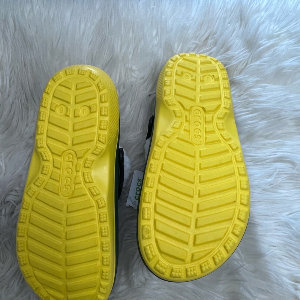 Kids Green Elf-Themed One Piece Shoes - Picture 2 of 3